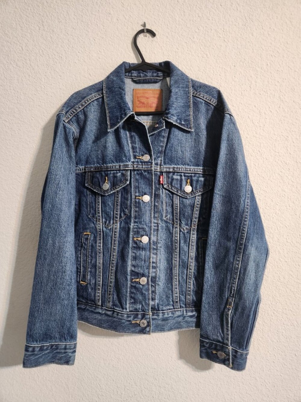 Levi’s Classic Women’s Trucker Denim Jacket blue medium-wash size xs